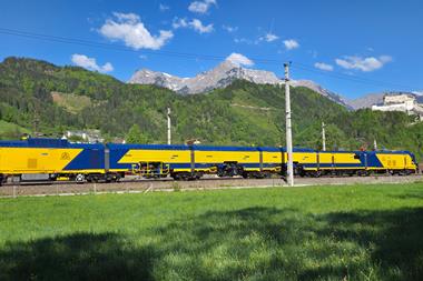 The Linsinger Railmaster is powered by hydrogen, a pantograph or diesel drive