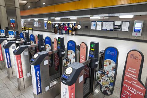 London,Underground,Ticket,Barriers,With,Oyster,And,Contactless,Readers.,London,