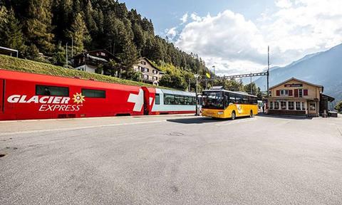 csm_Glacier_Express_und_Postauto_am_Bahnhof_Tiefencastel_6e8f4995d6